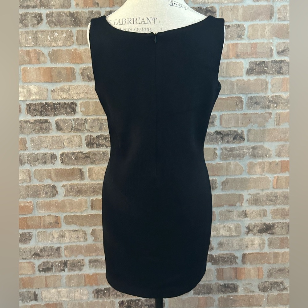 Elegant Black Sleeveless Dress - Picture 4 of 9